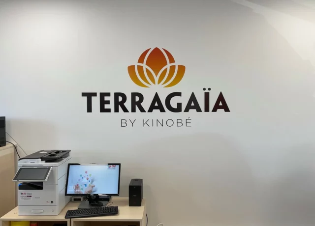 Simple. Efficace.
La fabrication et la pose de votre logo d'entreprise sur n'importe quelle surface de vos locaux, nous aussi on sait faire 😉 #terragaïa 
esopose.com