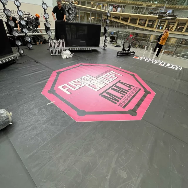 Pose d’un octogone pour le concours de danse @fusionconceptfestival 🕺🏻💃🏽 
#hiphop #fusionconcept #danse #leshalles #chateletleshalles #chatelet 

#esoposeofficiel #esopose #adhésif #pose #poseur #avery #3m #hexis #covering #totalcovering #wrappedcars #carwrap #wrap #dapperwraps #carwrapping #carlovers #teckwrap #instacars #vinyl #vinylwrap #kingsofvinyl #layednotsprayed #vinylwrapping #averydennison