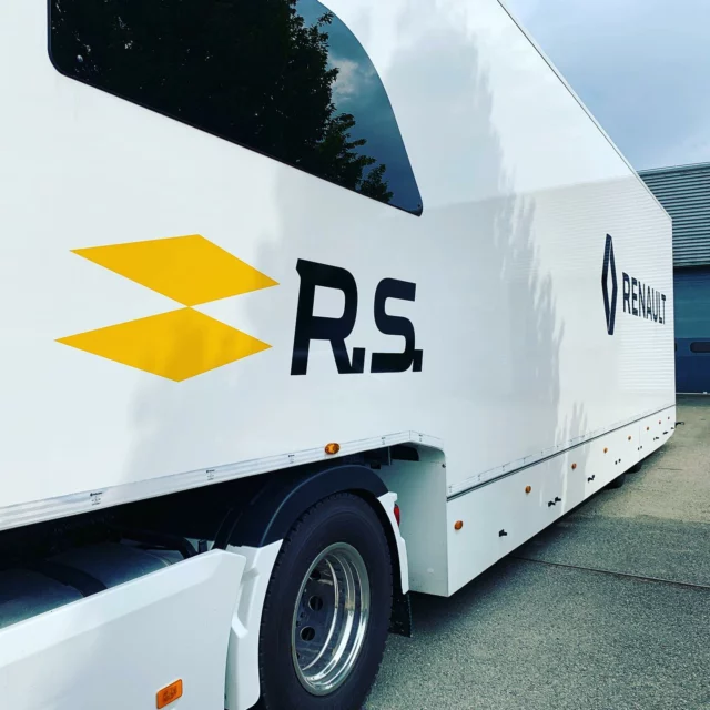#adhésif #pose #poseur #avery #3m #hexis #covering #totalcovering #wrappedcars #carwrap #wrap #dapperwraps #carwrapping #carlovers #teckwrap #instacars #vinyl #vinylwrap #kingsofvinyl #layednotsprayed #vinylwrapping #averydennison #renault #renaultsport #gpmonaco #renaultrs